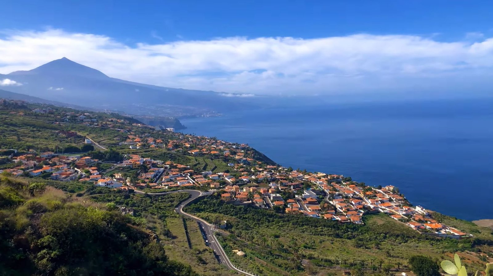 Blick von El Sauzal über Teneriffas Nordküste auf den Atlantik und den Teide